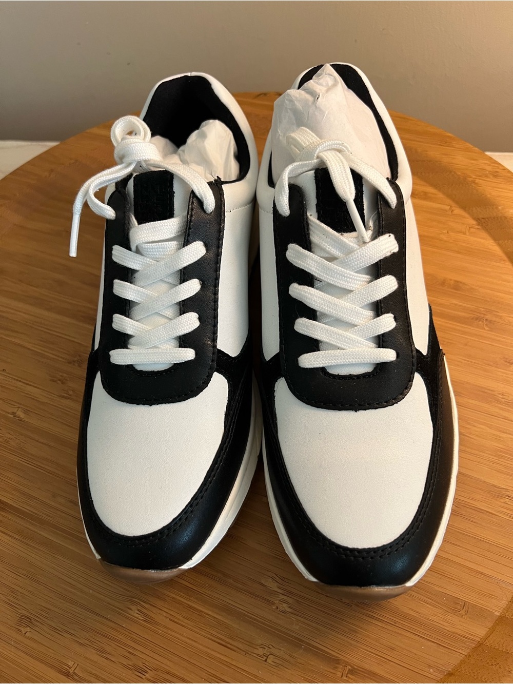 Naturalizer Shay woman’s Size 8 Black & White leather Sneakers - NWOT